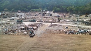 作業終了後、正面建物の上にバスが・・・